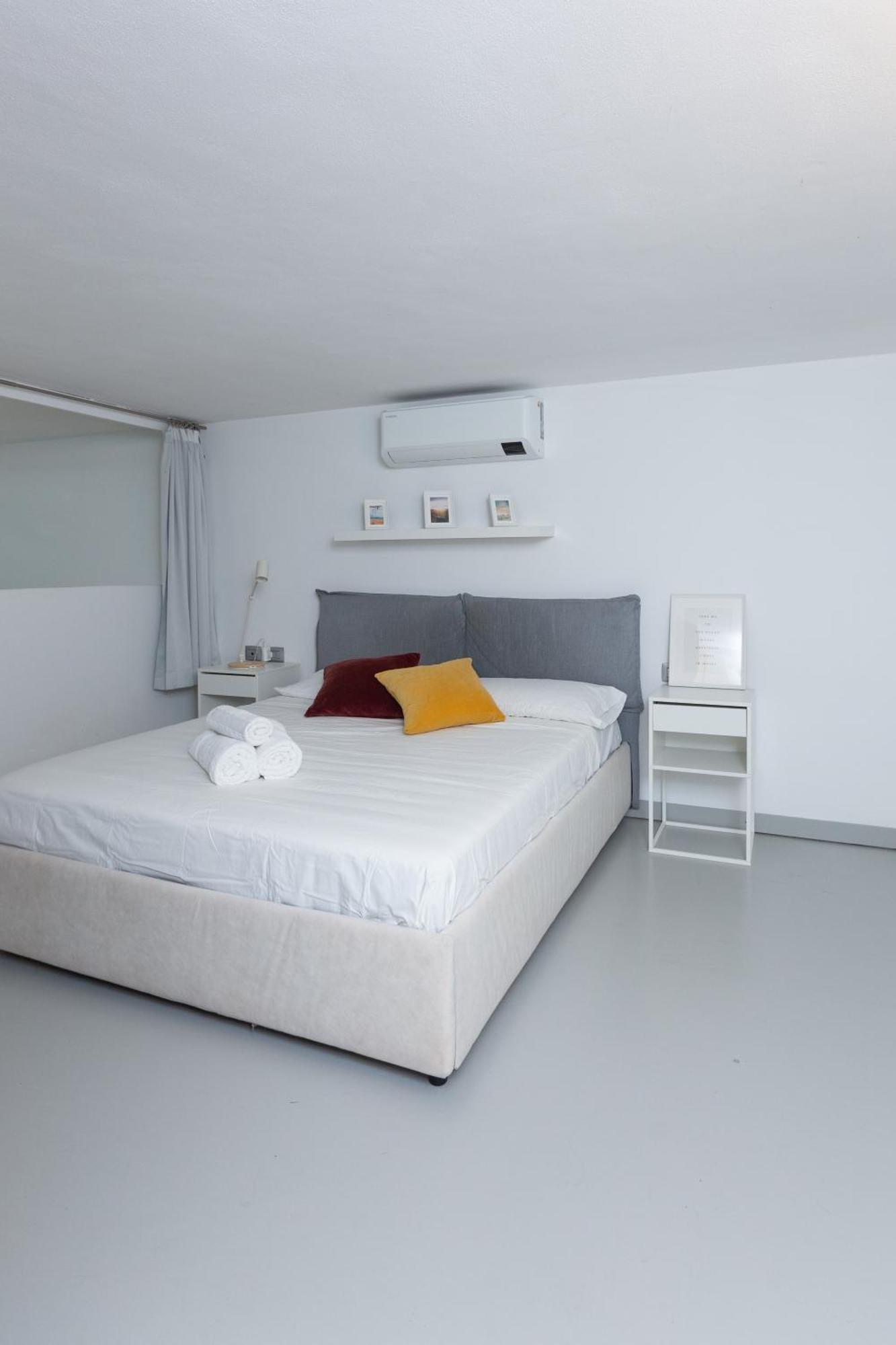 White And Brown Exclusive Loft With Terrace - Free Parking - M2 Station Apartment Milan Exterior photo